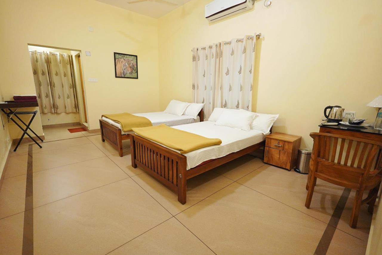 Athirapilly On The Rocks Hotel Athirappilly Bagian luar foto