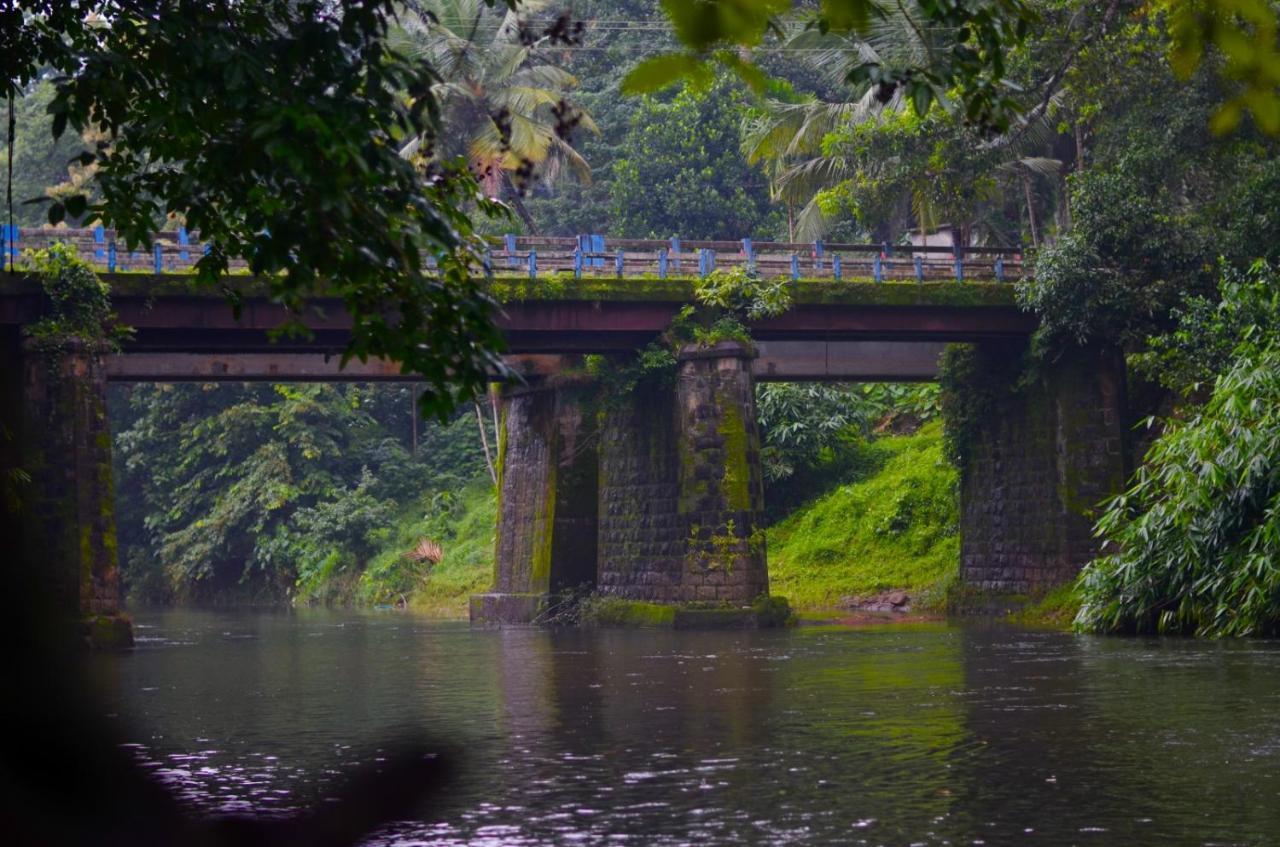 Athirapilly On The Rocks Hotel Athirappilly Bagian luar foto